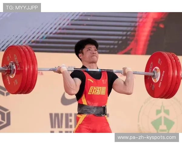 举重选手挺举动作干脆利索