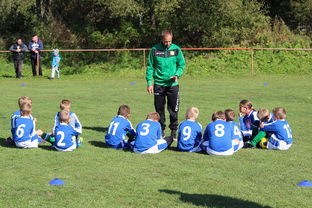 开云体育app在线-足球教练战术布置备受关注，足球教练考虑到对手阵型  第2张